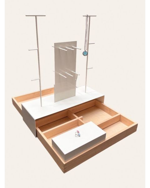Smykkebakke, træbakken med rumdeling, hvidt tilbehør