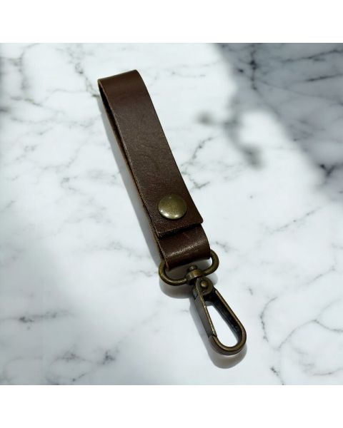 Læderstrop i brun med karabinhage