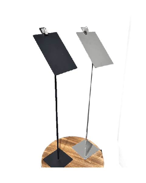 Skilteholder skråtstillet plade. H 73 cm. Vælg krom eller sort