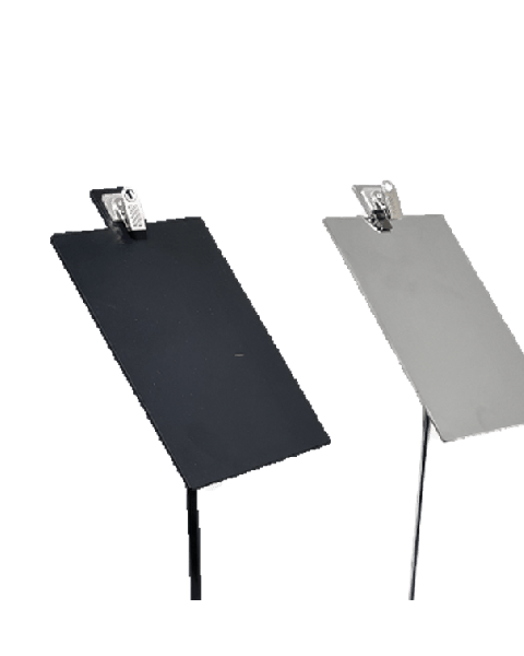 Skilteholder skråtstillet plade. H 73 cm. Vælg krom eller sort