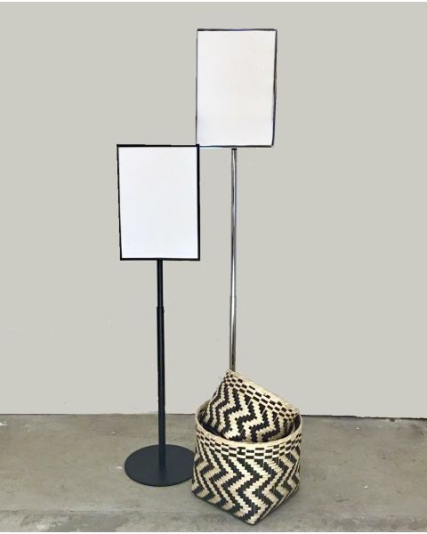 Høj skilteholder i metal, sort