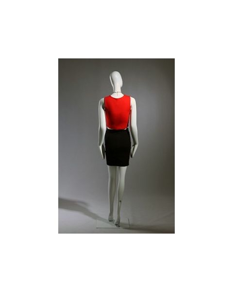 Faceless damemannequin. Hvid, mat med faceless hoved. Luffehænder. Står ret