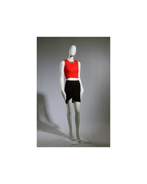 Faceless damemannequin. Hvid, mat med faceless hoved. Luffehænder. Står ret