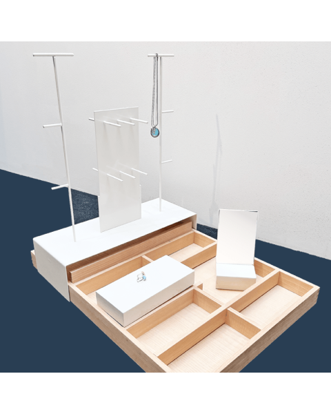 Smykkebakke, træbakken med rumdeling, hvidt tilbehør