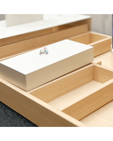 Smykkebakke, træbakken med rumdeling, hvidt tilbehør