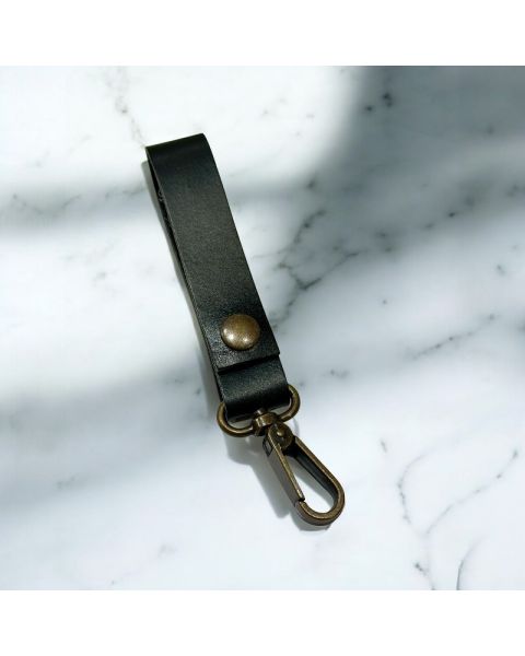 Læderstrop med karabinhage - sort