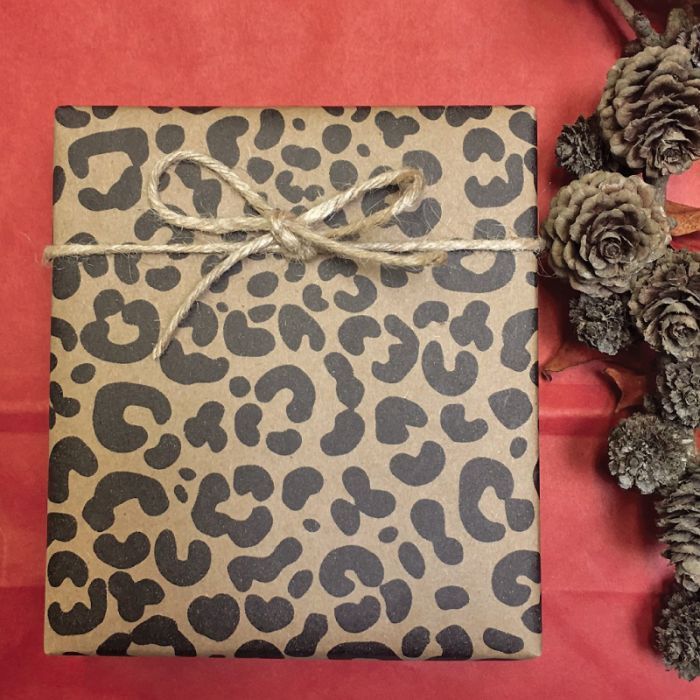 Gavepapir med jaguar print på brun kraftpapir.
FSC-certificerede og paperrecycled.