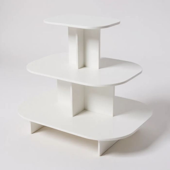 Pyramide oval - 3-lagsbord. Hvid melamin.  L 120 x D 90 x H 106 cm. Afrundet podie 3 niveauer