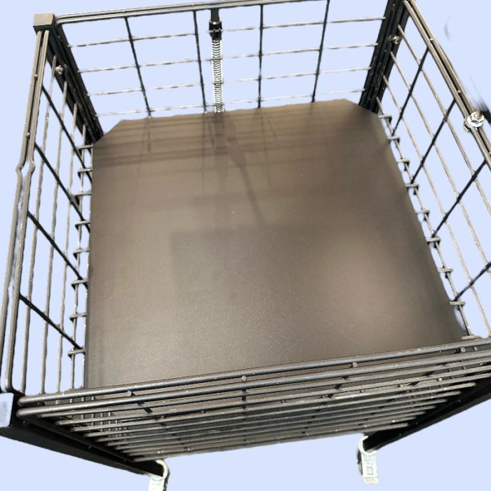 Plastplade, sort, 44 x 44 cm. Bundhylde til Boxer
