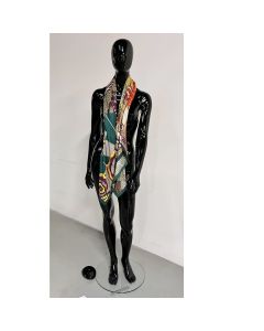 Faceless damemannequin. Sort high gloss med faceless hoved. Kan bruges med eller uden hoved. Model A