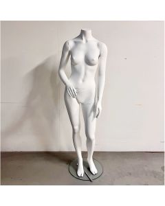 Headless damemannequin. Hvid, mat uden hoved. Hviler på hofte
