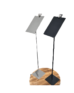 Skilteholder skråtstillet plade. H 73 cm. Vælg krom eller sort